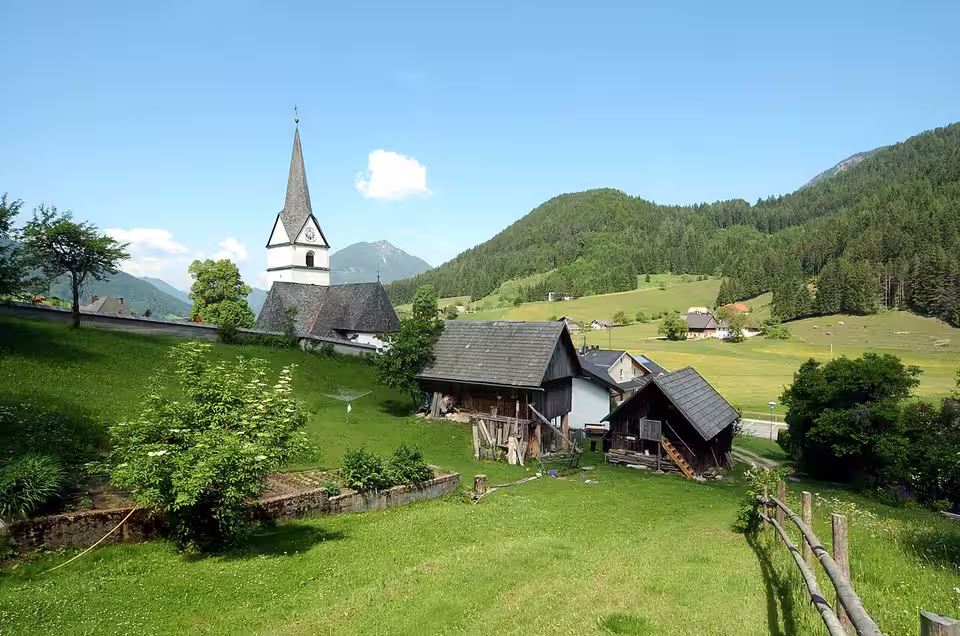 Kirche und ländliche Häuser in Zell-Pfarre