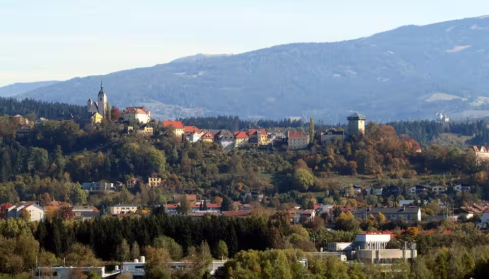 Blick auf Althofen mit der erhöht liegenden Altstadt