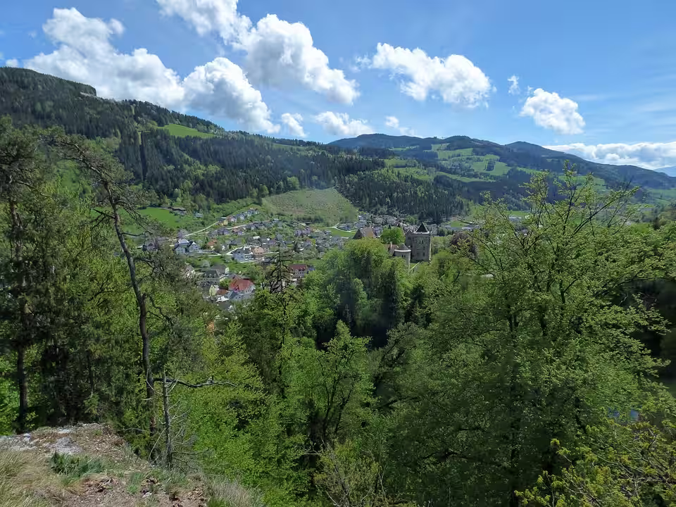 Blick auf Eberstein in Kärnten und die umliegenden Hänge