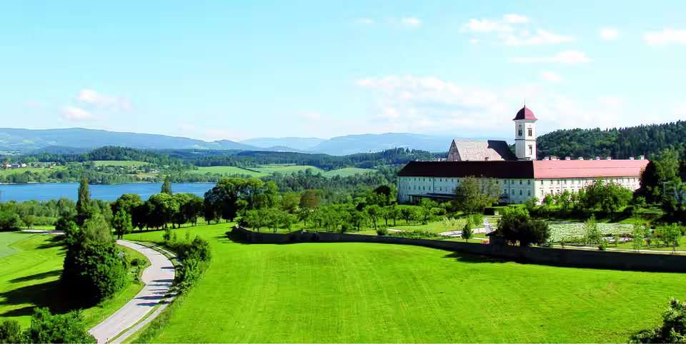 Stift Sankt Georgen am Längsee mit Park und See