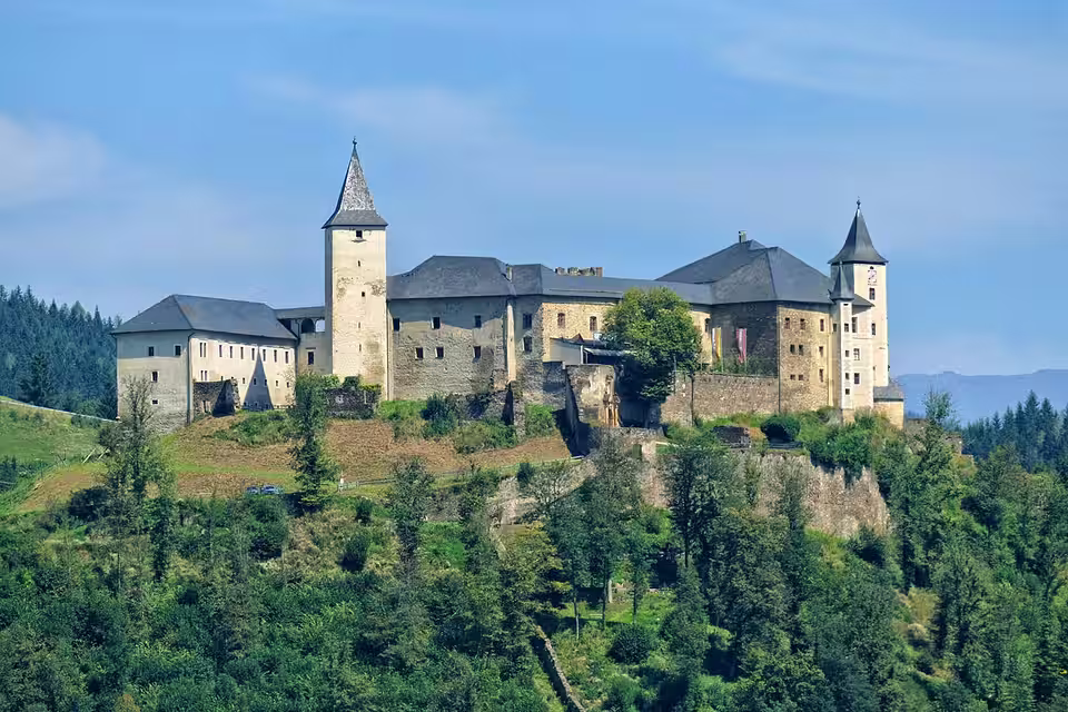 Schloss Straßburg auf dem bewaldeten Hügel