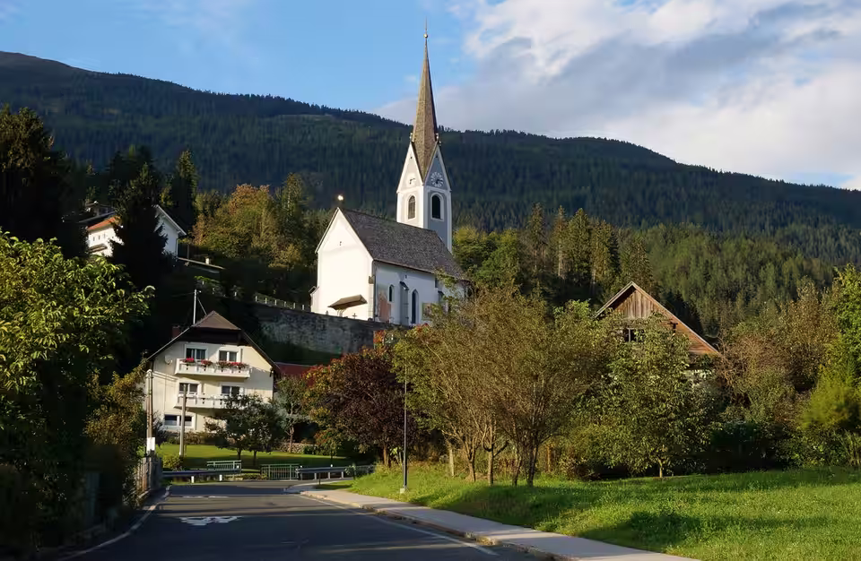 Pfarrkirche über der Straße in Berg im Drautal
