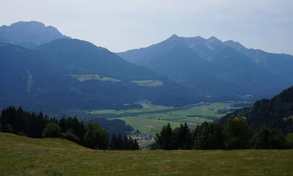 Blick von Gnoppnitz ins Drautal bei Greifenburg