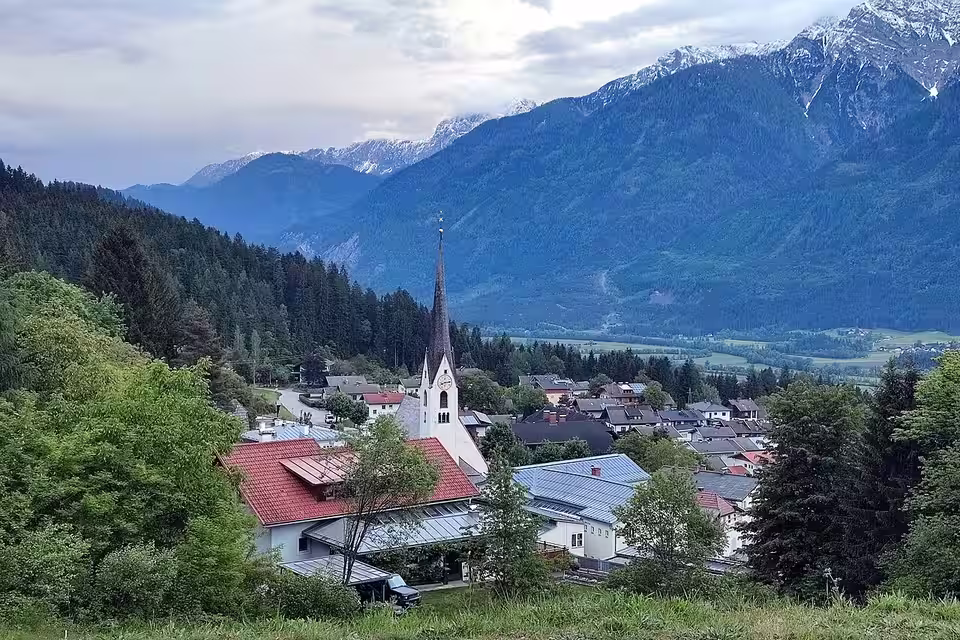 Ortsansicht von Irschen mit Bergkulisse