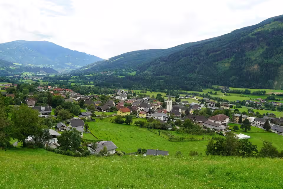 Blick auf Malta in Kärnten und die umliegenden Berge
