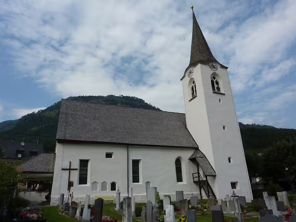 Pfarrkirche und Friedhof in Mühldorf