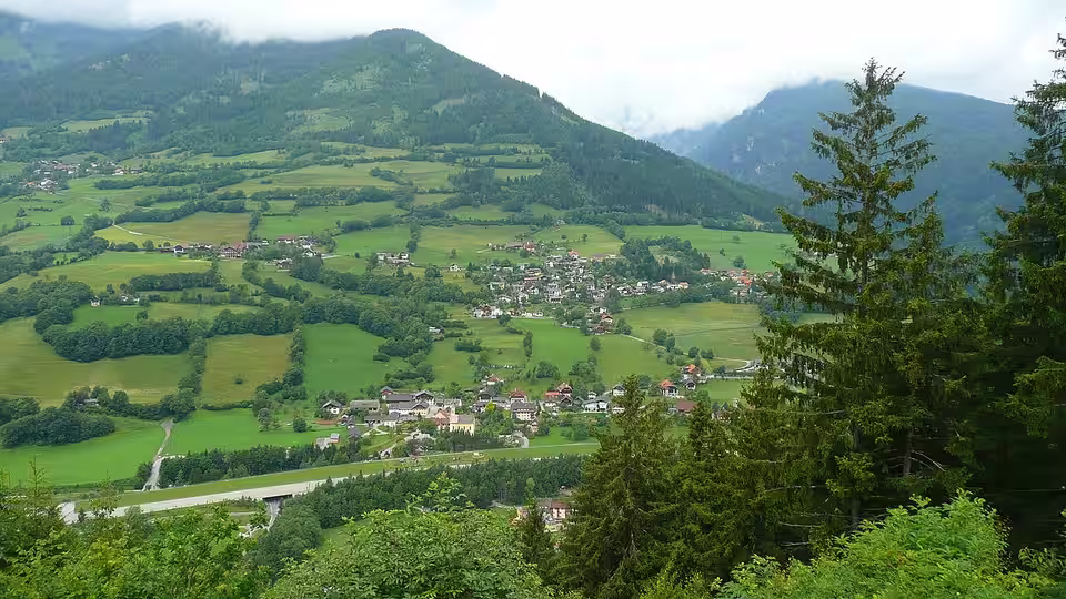 Blick auf Trebesing in der grünen Berglandschaft