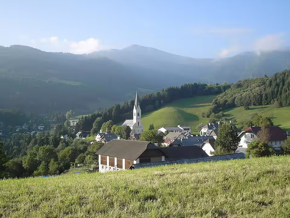 Blick auf Arriach und die Berglandschaft