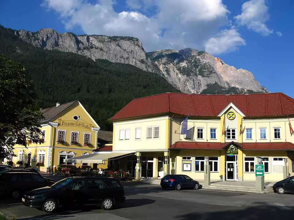 Hauptplatz von Nötsch im Gailtal vor dem Bergmassiv