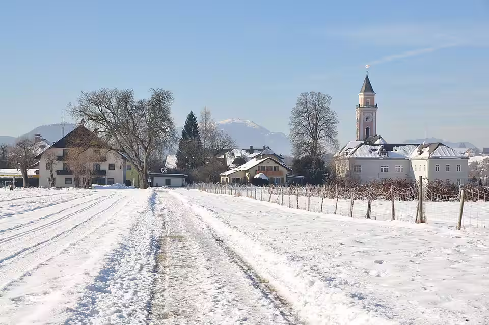 Winterlicher Blick auf Rosegg mit Pfarrkirche