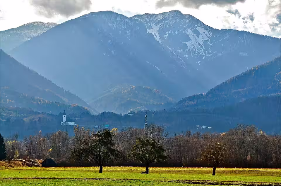 Fernblick auf Sankt Jakob im Rosental vor den Karawanken