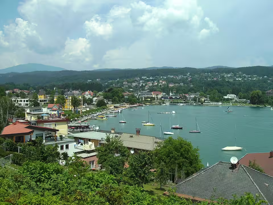 Blick auf die Veldener Bucht am Wörthersee
