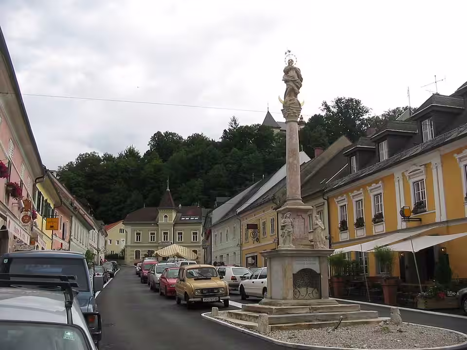 Hauptplatz mit Häuserzeilen und Säule in Bleiburg