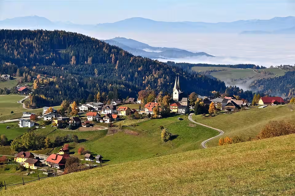 Blick auf Diex in der Hügellandschaft