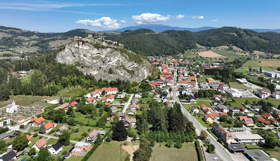 Luftaufnahme von Griffen mit dem Schlossberg