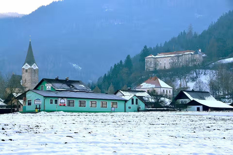 Winteransicht von Neuhaus mit Pfarrkirche und Schloss.