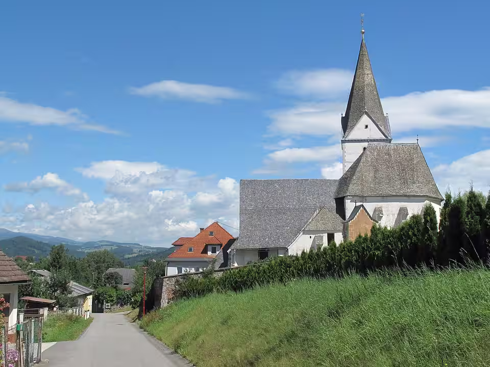 Kirche über der Ortsstraße in Ruden