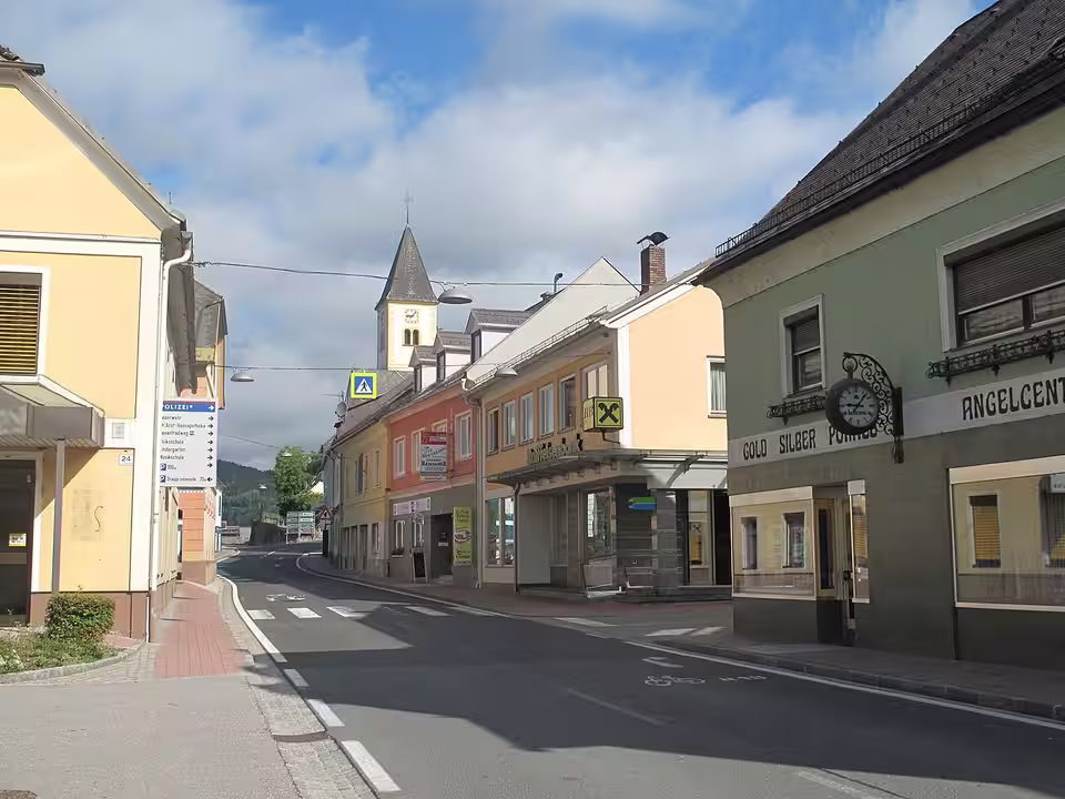Straßenansicht mit Kirchturm in Lavamünd