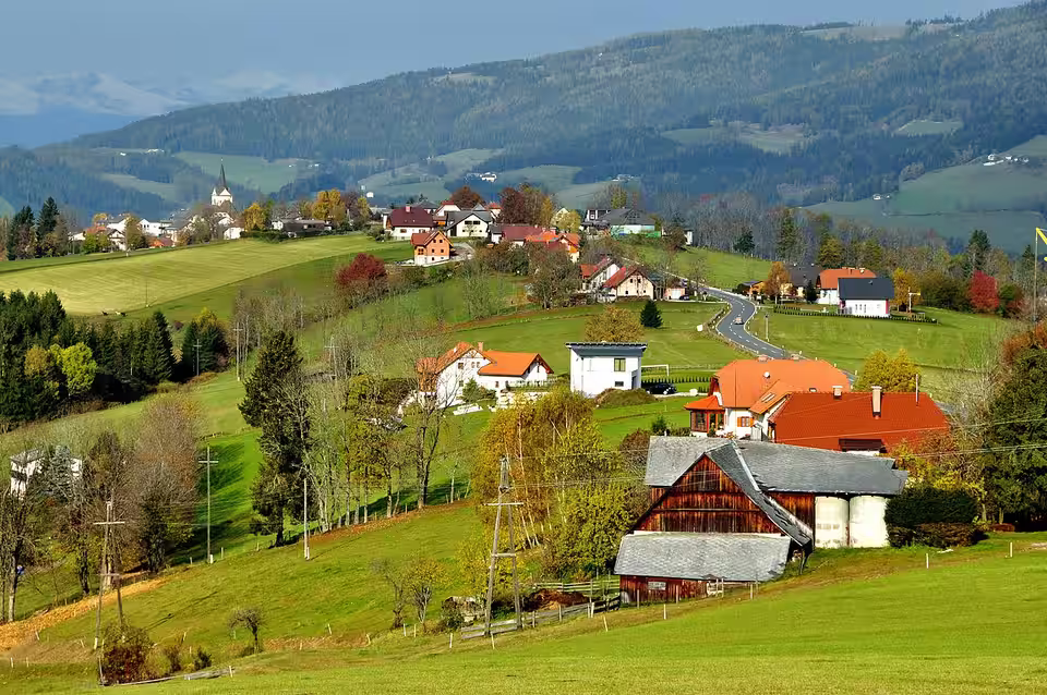 Blick auf Preitenegg in der Hügellandschaft