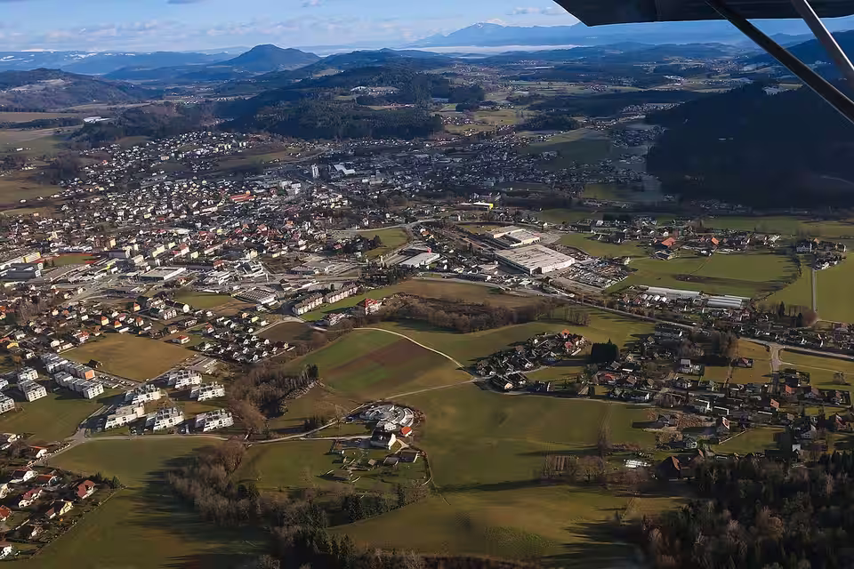 Luftaufnahme von Feldkirchen in Kärnten und Umgebung