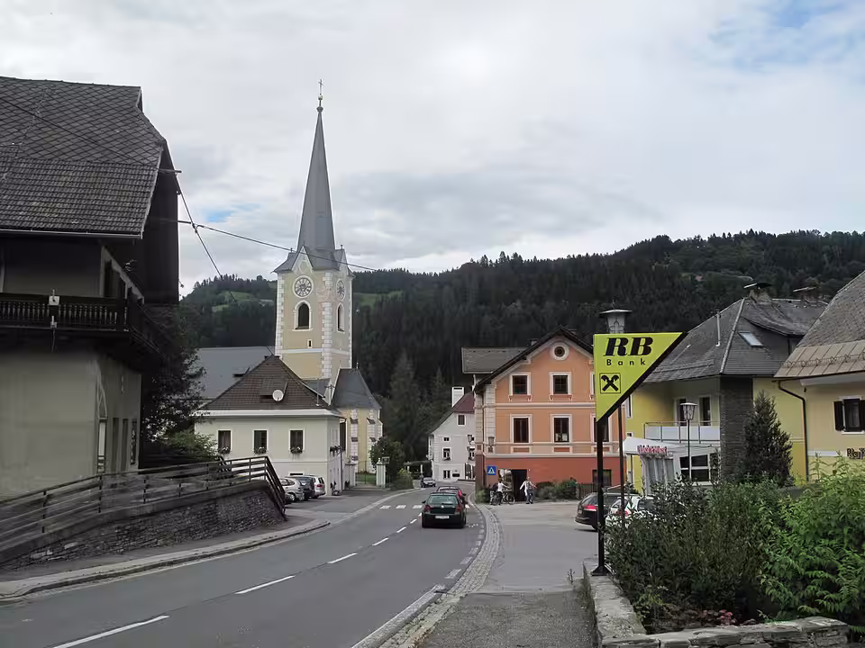 Ortsstraße mit Pfarrkirche in Himmelberg