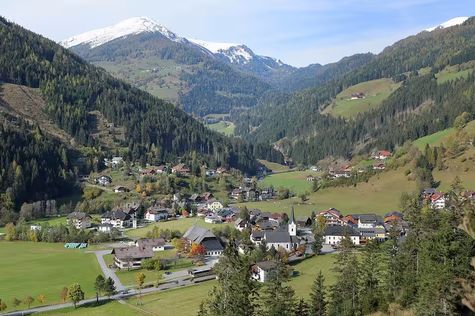 Blick auf Ebene Reichenau und die umliegenden Berge