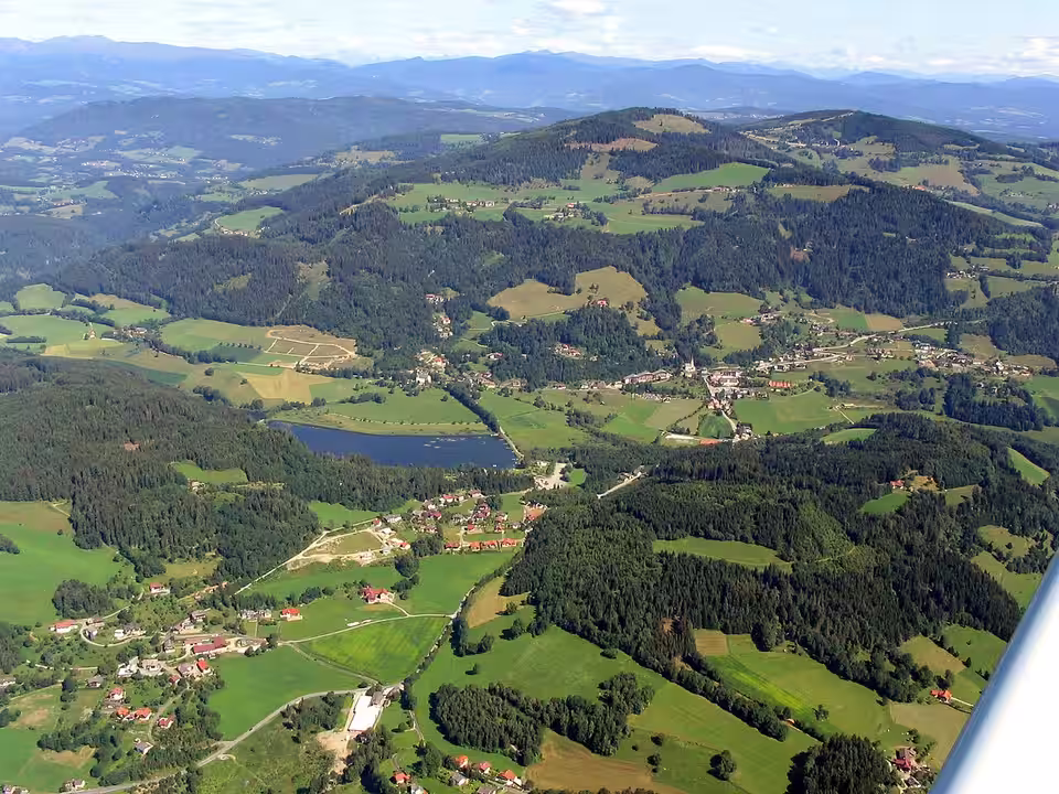Luftaufnahme von Sankt Urban und dem Urbansee