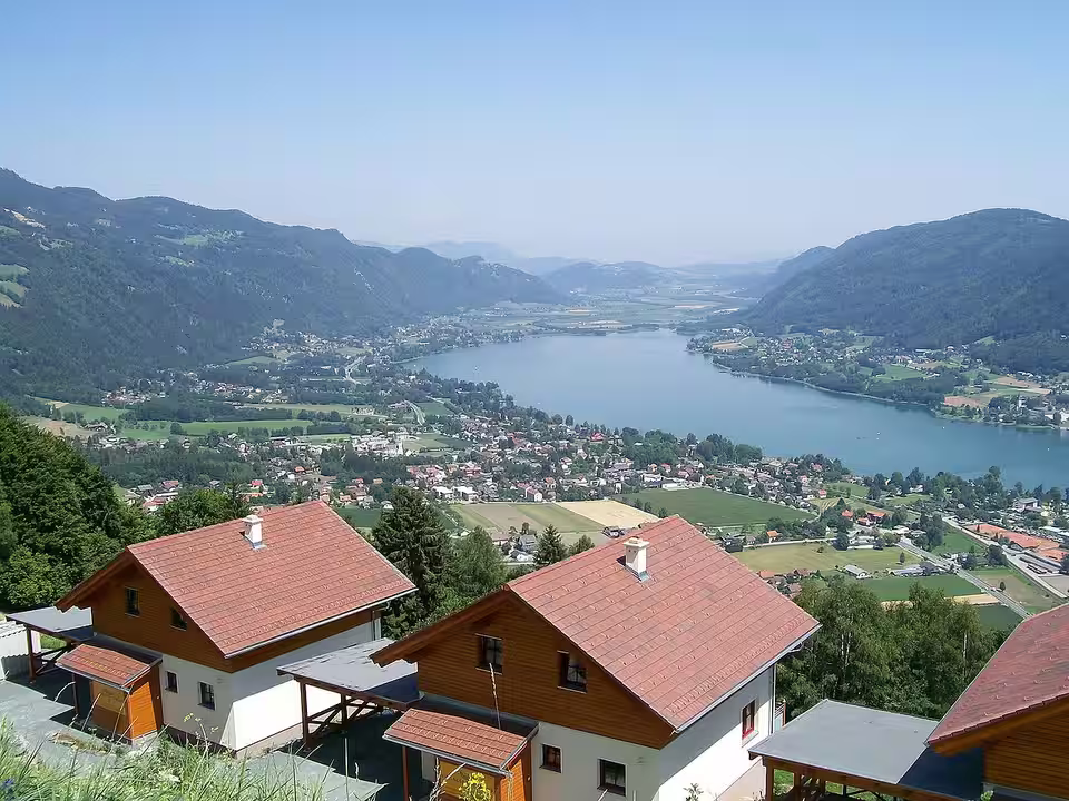Blick von der Gerlitzen Alpenstraße auf Bodensdorf und den Ossiacher See