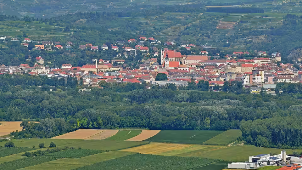 Blick vom Stift Göttweig auf Krems an der Donau und die Weinberge