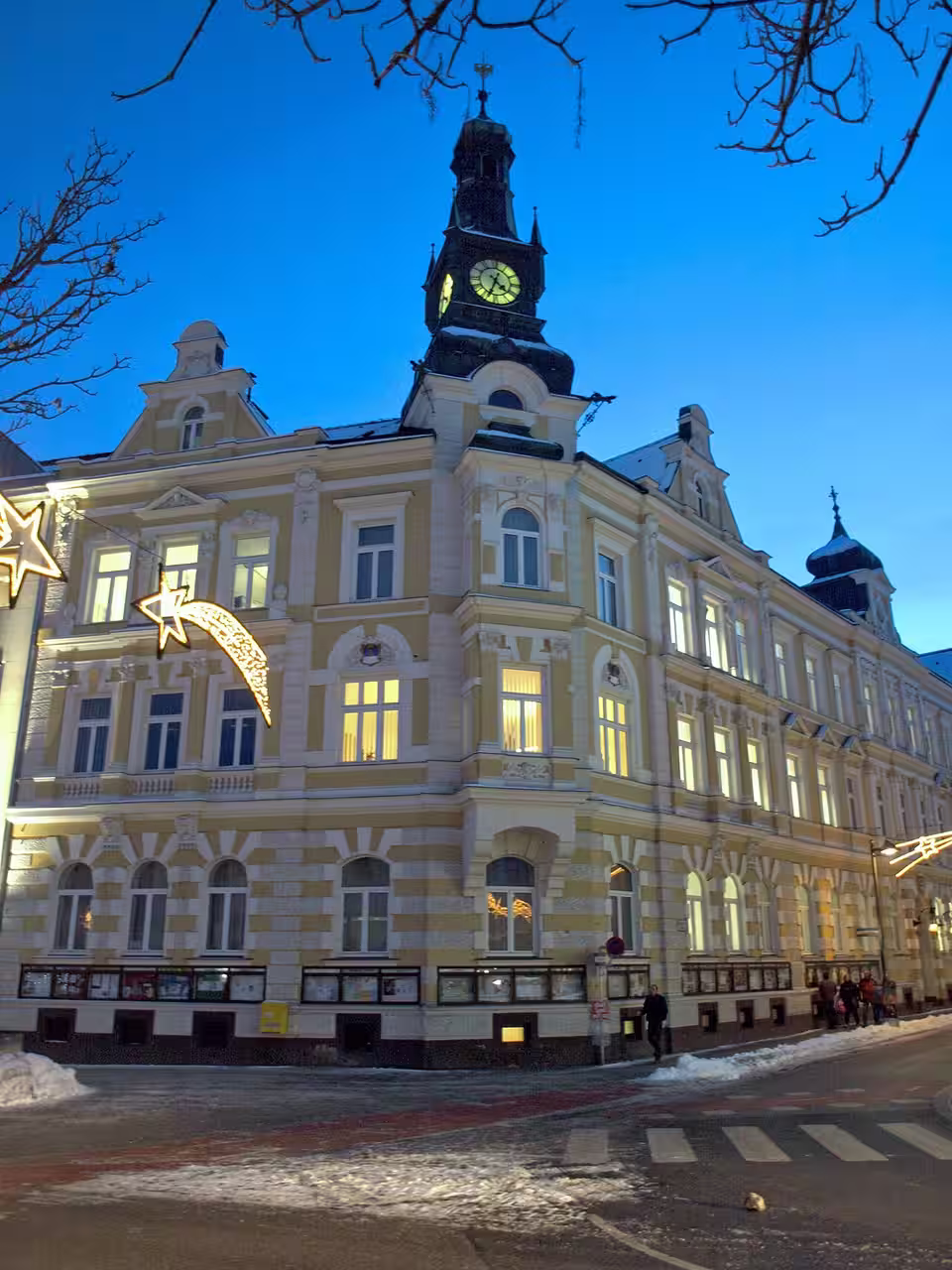 Beleuchtetes Rathaus von Amstetten in der Abenddämmerung