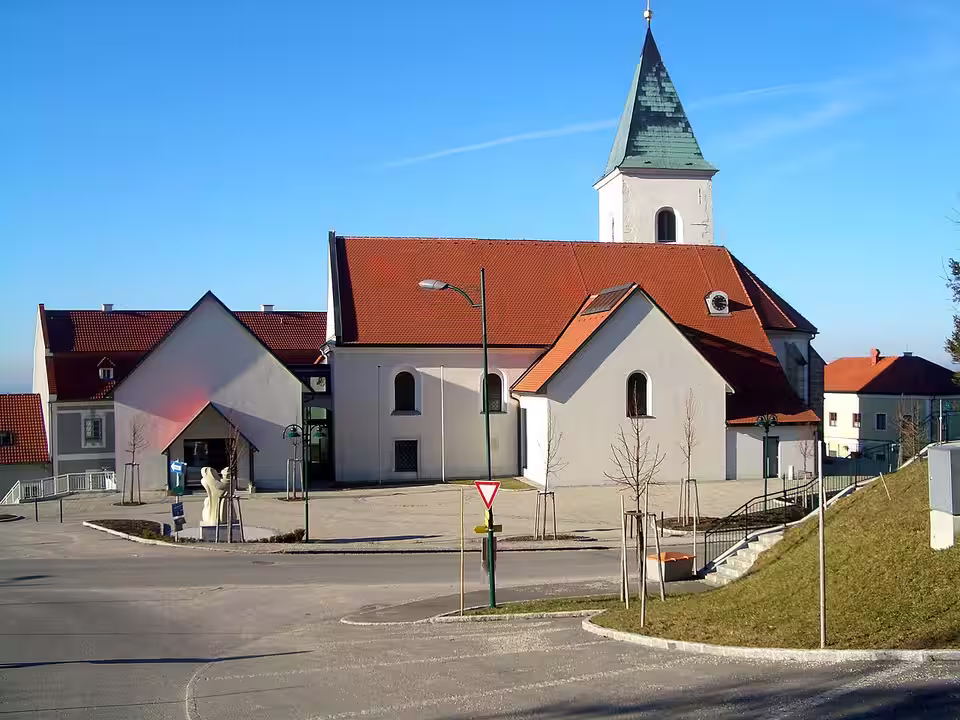 Pfarrkirche und Vorplatz in Behamberg