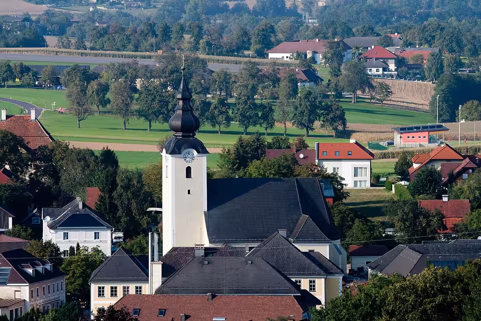Blick auf die Pfarrkirche Sankt Stephan in Biberbach