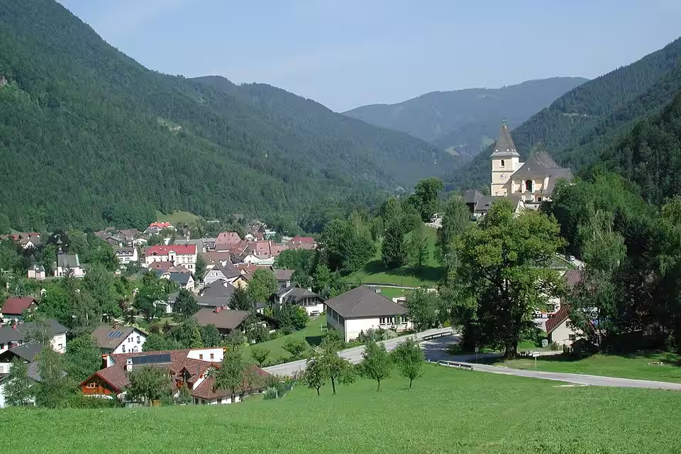 Blick auf Hollenstein an der Ybbs im grünen Tal