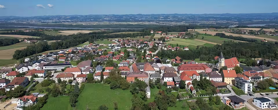 Luftaufnahme von Strengberg mit Blick nach Norden.