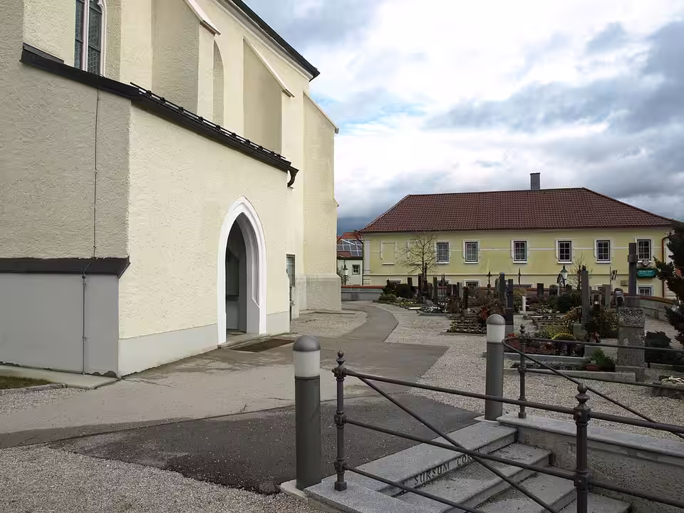 Eingangsbereich der Pfarrkirche und Friedhof in Wolfsbach