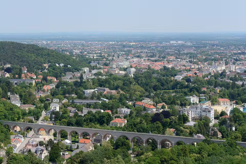 Panoramablick über Baden bei Wien mit dem Aquädukt im Vordergrund