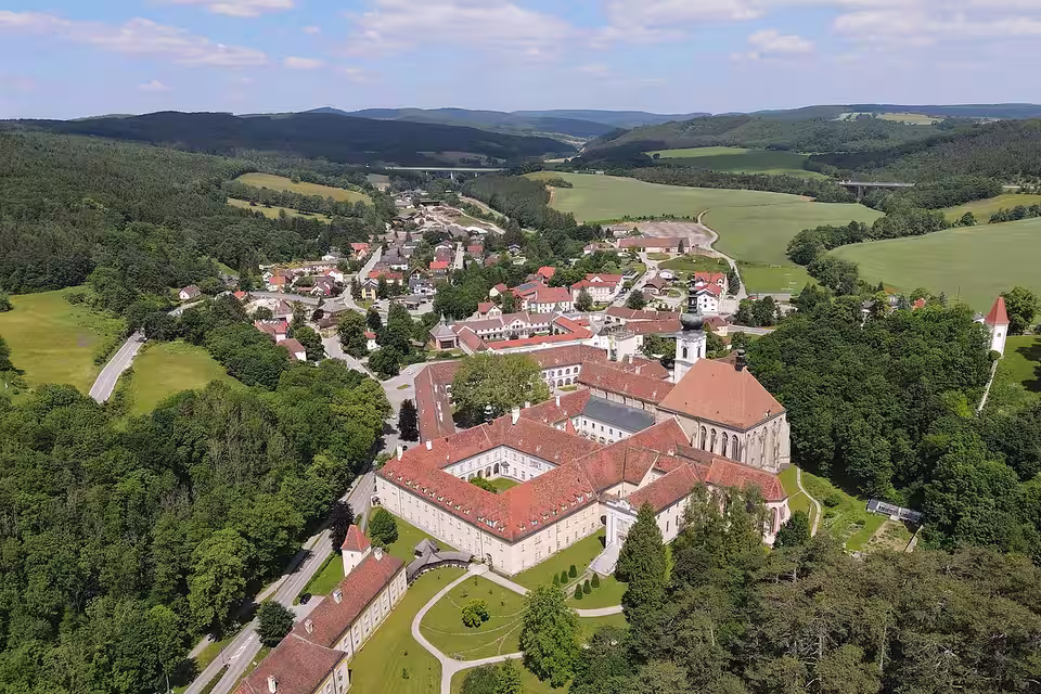 Luftaufnahme von Heiligenkreuz mit dem Stift