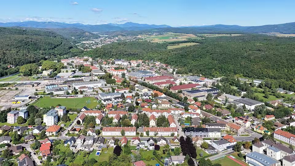 Luftaufnahme von Hirtenberg