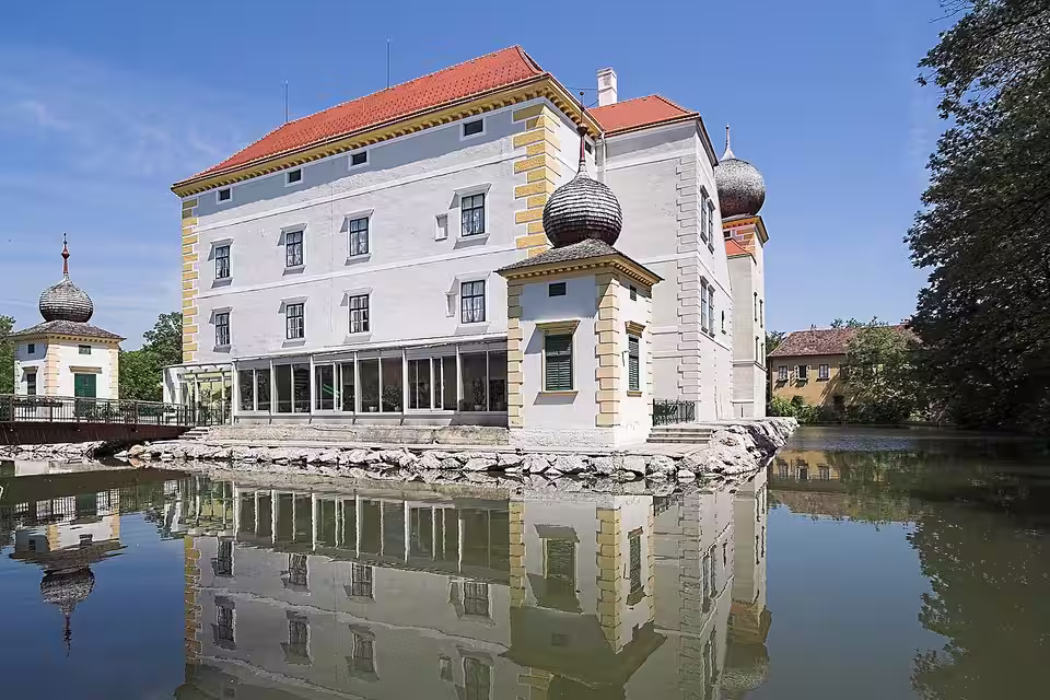 Wasserschloss Kottingbrunn mit Spiegelung im Wasser