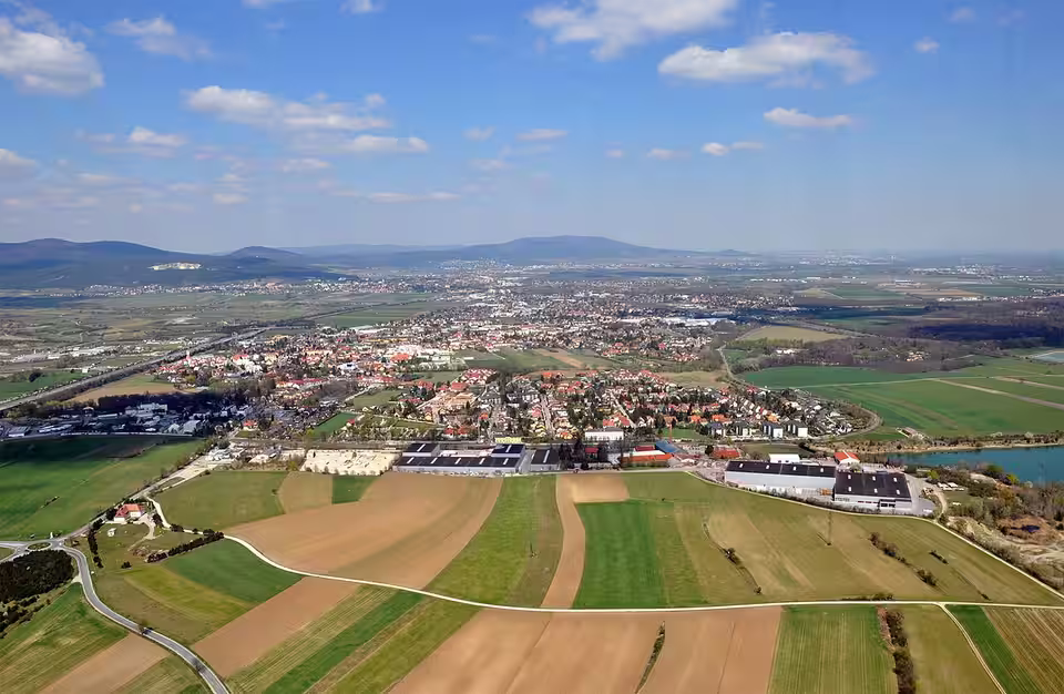 Luftaufnahme von Leobersdorf und den umliegenden Feldern
