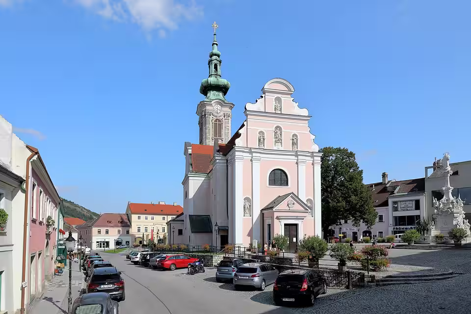 Hauptplatz mit Pfarrkirche in Hainburg an der Donau