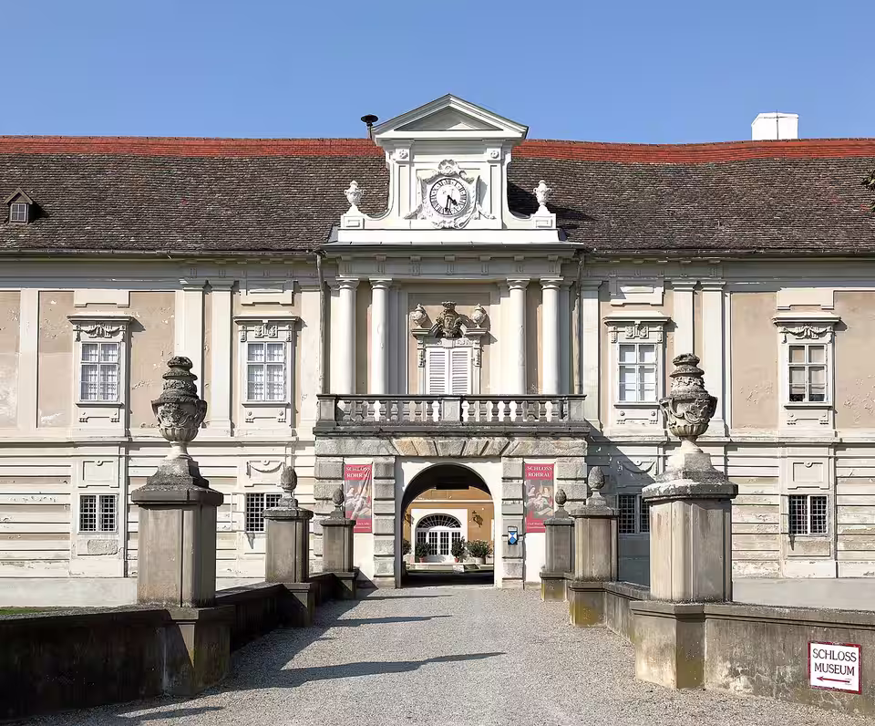 Portal von Schloss Harrach in Rohrau
