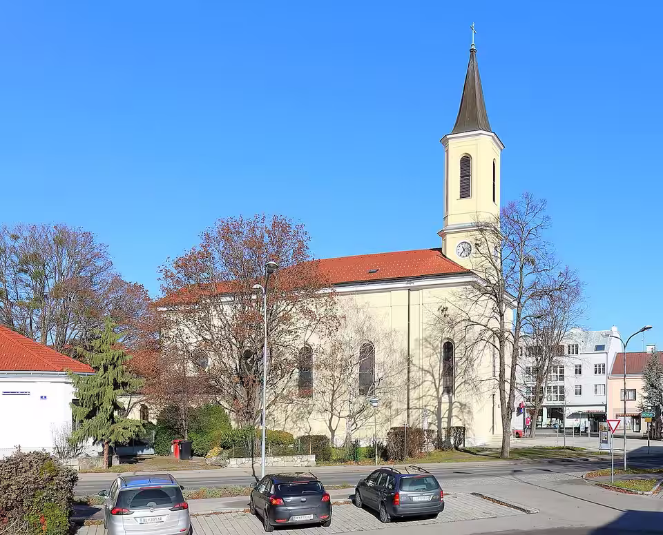 Pfarrkirche und Ortszentrum von Ebergassing