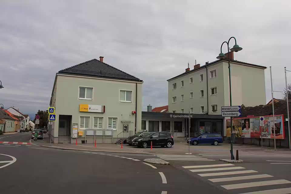 Gemeindeamt und Ortsstraße in Gramatneusiedl