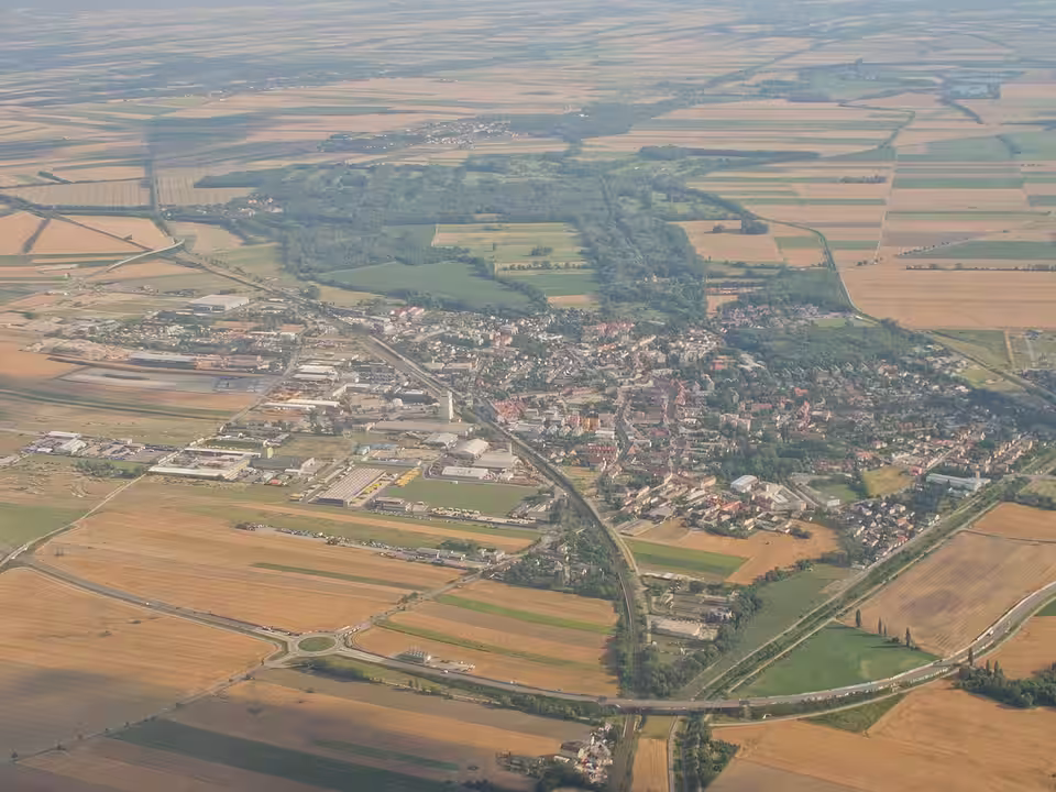 Luftaufnahme von Himberg und den umliegenden Feldern