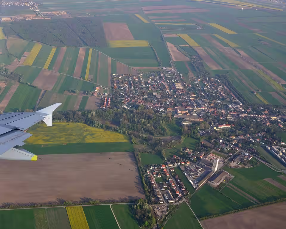 Luftaufnahme von Schwadorf aus einem Flugzeug