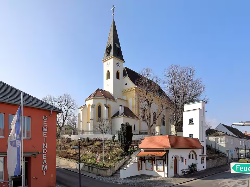Ortszentrum von Auersthal mit erhöht gelegener Pfarrkirche