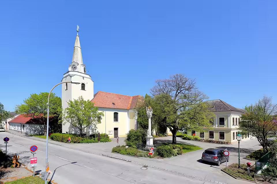 Ortszentrum von Drösing mit Pfarrkirche und Schule