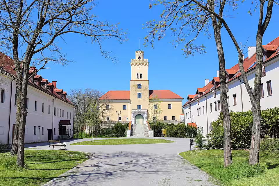Schloss Dürnkrut mit ehemaligem Meierhof