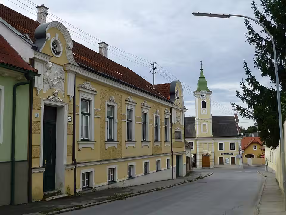 Historisches Haus und Kirchturm in Hohenruppersdorf